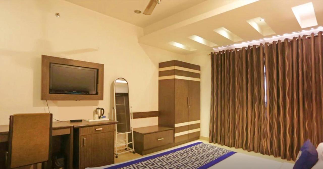 Genx Le Crescent Ghaziabad Hotel Exterior photo